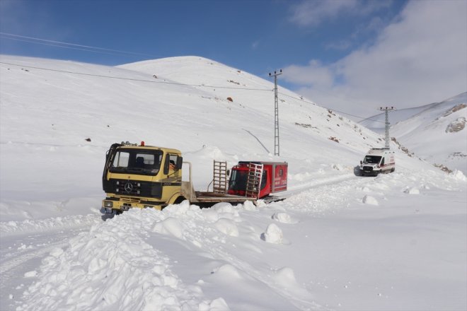 mezradaki ulaşıldı paletli ambulansla AĞRI Yolu - kardan 4 kardeşe kapanan hasta 5