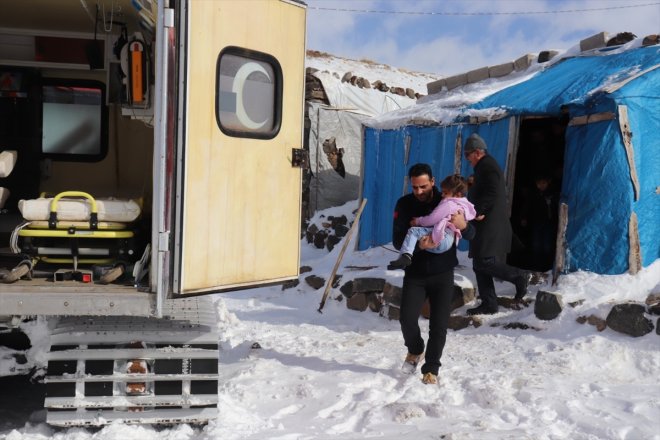 mezradaki kardeşe ambulansla kapanan AĞRI Yolu paletli ulaşıldı - hasta 4 kardan 7