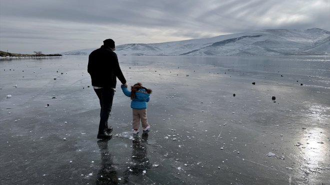 Atlı kızakçılar, Çıldır Gölü'nün yüzeyinin buz kalınlığının artmasını bekliyor
