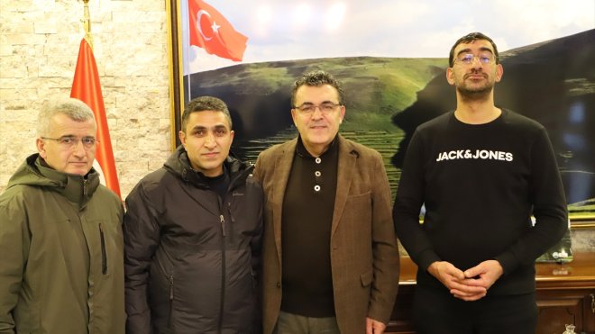 Ardahan Belediye Başkanı Demir, ödül alan gazetecileri kutladı1