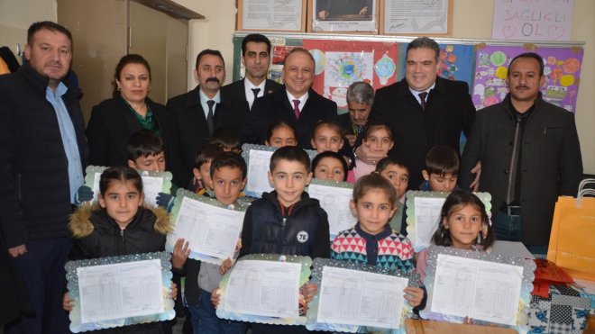 BBP Genel Başkan Yardımcıları Çomaklı ve Serin, Yüksekova'da öğrencilere karne dağıttı