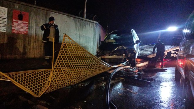 Bingöl'de aydınlatma direğine çarpan otomobildeki 4 kişi yaralandı