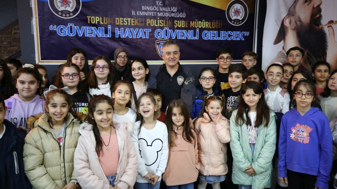 Bingöl'de başarılı öğrenciler "Aybüke: Öğretmen Oldum Ben" filmini izledi