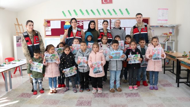 Bingöl'de jandarmadan öğrencilere karne hediyesi