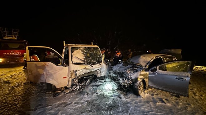 Bingöl'de kamyonet ile otomobilin çarpıştığı kazada 1 kişi öldü, 6 kişi yaralandı