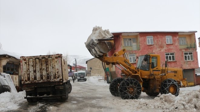 Bingöl Karlıova'da biriken kar ilçe dışına taşınıyor