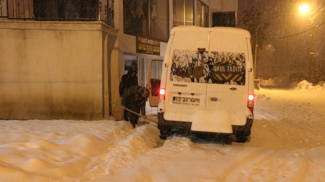 Bingöl Karlıova'da kar yağışı hayatı olumsuz etkiliyor