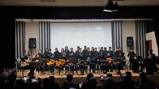 BİNGÖL - Köy okulu öğrencilerinden müzik ziyafeti1