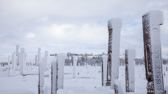Beyaza bürünen Selçuklu Meydan Mezarlığında ziyaretçi yoğunluğu yaşanıyor
