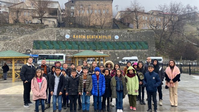 BİTLİS - İlimizi Tanıyalım Projesi kapsamında öğrenciler tarihi ve turistik mekanları geziyor1