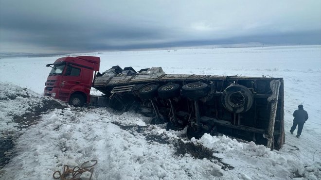 Bitlis'te otomobilin tıra çarpması sonucu 2 kişi hayatını kaybetti