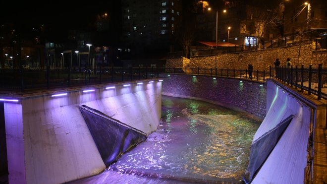 Tarihi silüetin ortaya çıkarılması için ıslah edilen Bitlis Deresi ışıklandırılıyor