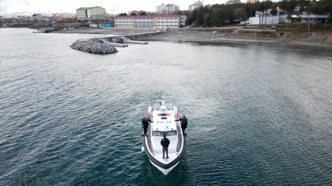Bitlis'teki kurbağa adamlar ve deniz polisleri, Van Gölü'nde kaçakçılıkla mücadele ediyor