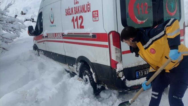 Bitlis'te ulaşımın sağlanamadığı köylerdeki hastaların imdadına ekipler yetişti