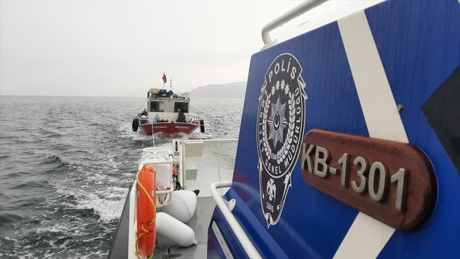 Van Gölü açıklarında motor arızası nedeniyle sürüklenen balıkçı teknesini deniz polisi kurtardı