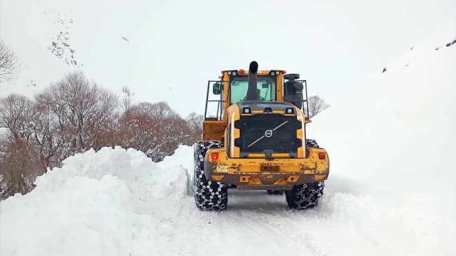 Bitlis ve Hakkari'de karla mücadele çalışmaları sürüyor