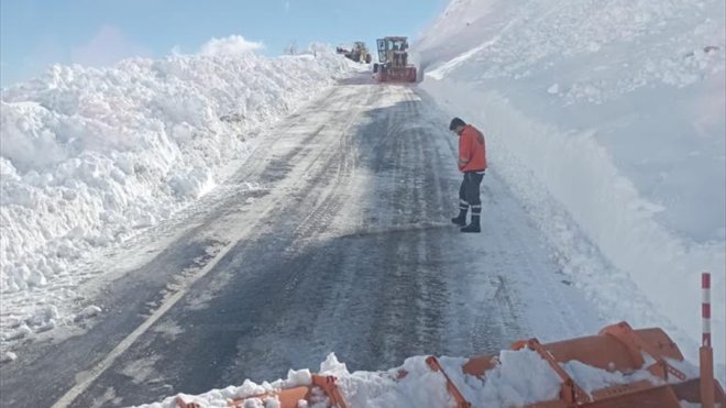 Çığ nedeniyle kapanan Hakkari-Şırnak kara yolu açıldı