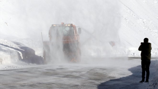 Çığın düştüğü Ardahan-Artvin kara yolunda genişletme çalışması sürüyor