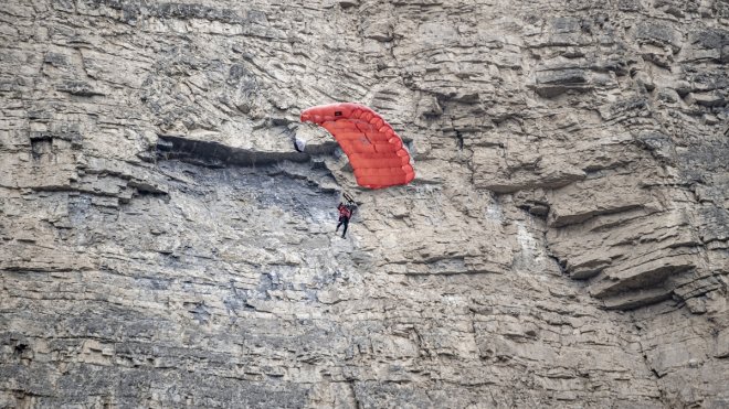 Ekstrem sporcuları Erzurum'da 230 metre yükseklikteki kayalıklardan atladı