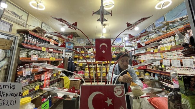 Havacılığa gönül veren 73 yaşındaki baharatçı iş yerinde uçak maketleri sergiliyor
