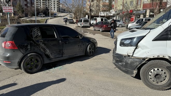 Elazığ'da minibüs ile otomobilin çarpıştığı kazada 1 kişi yaralandı