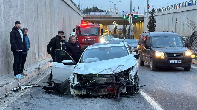 Elazığ'da trafik kazasında iki otomobil hasar gördü