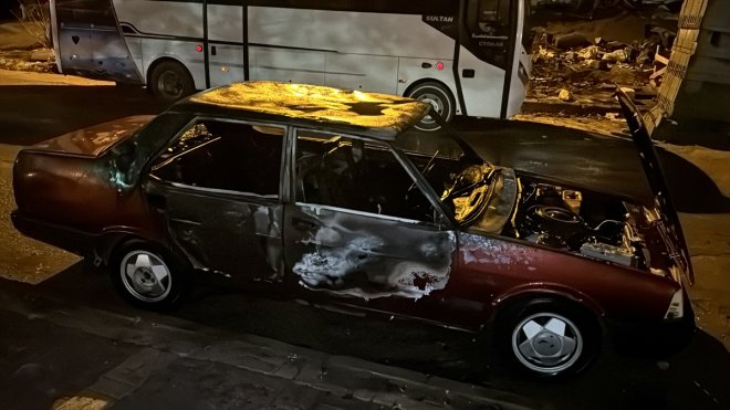 Elazığ'da yanan otomobildeki bir kişi yaralandı