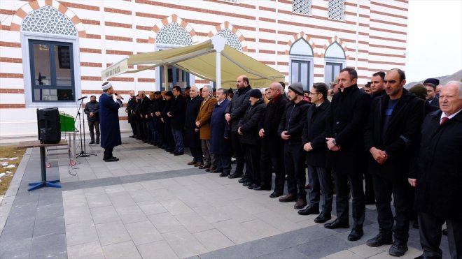 Binali Yıldırım, Erzincan'da yakınının cenaze törenine katıldı