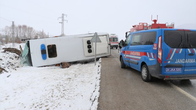 ERZİNCAN - Cezaevi aracı ile hafif ticari aracın çarpıştığı kazada 1 kişi öldü, 9 kişi yaralandı1