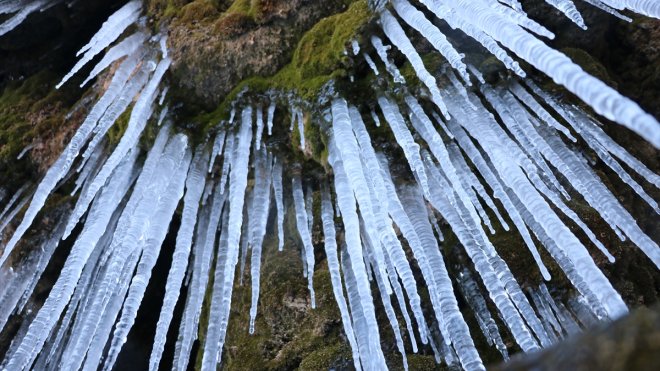 Erzincan'da Girlevik Şelalesi kısmen buz tuttu