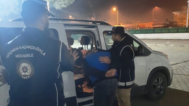 Erzincan'da tır dorsesinde 22 düzensiz göçmen yakalandı