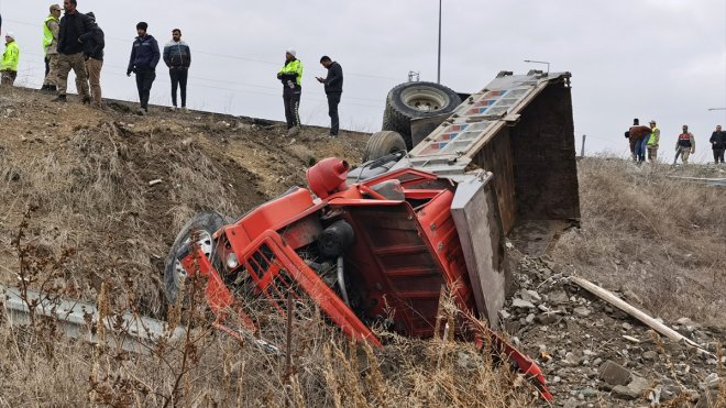 ERZİNCAN - Freni arızalanan hafriyat yüklü kamyonun sürücüsü yaralandı1