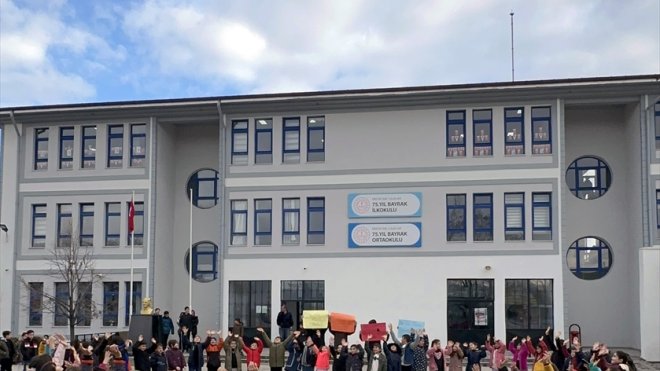 Erzincan'da karne alan öğrenciler, kanser hastası okul müdürleri için video klip hazırladı