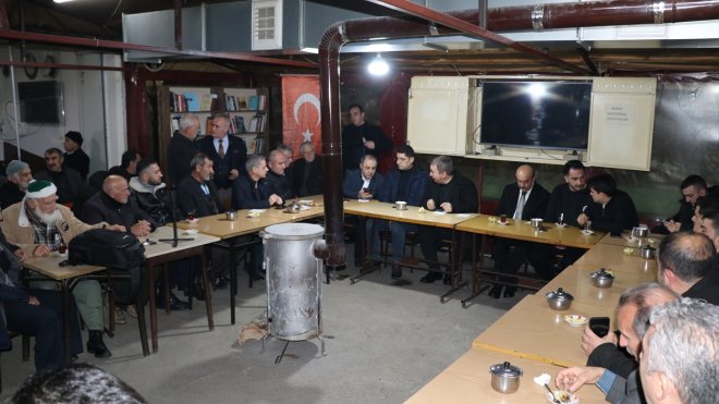 Erzincan Valisi Aydoğdu ortamından etkilendiği çay ocağına kitaplık yaptırdı