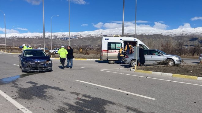Erzincan'da iki otomobilin çarpışması sonucu 3 kişi yaralandı