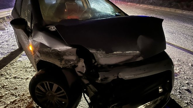 Erzurum'da bariyerlere çarpan otomobildeki 3 kişi yaralandı