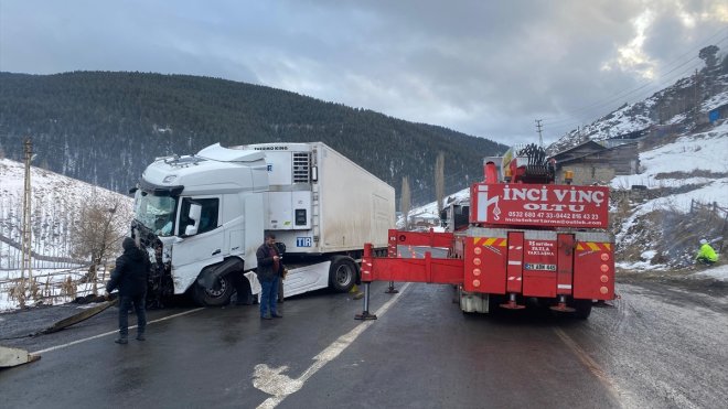 ERZURUM - Buzlu yolda kayan tır ulaşımda aksamaya neden oldu1