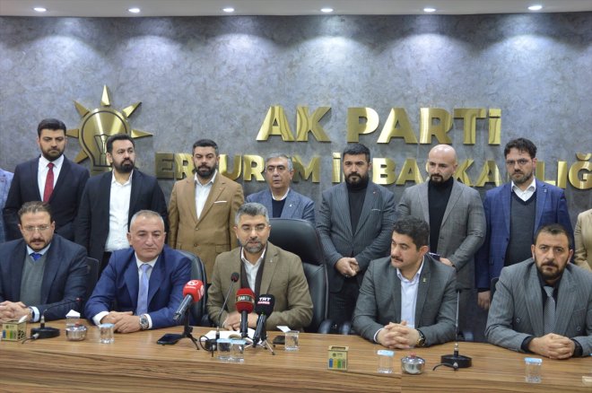 Erzurum'da AK Parti'ye katılanlara parti rozeti takıldı