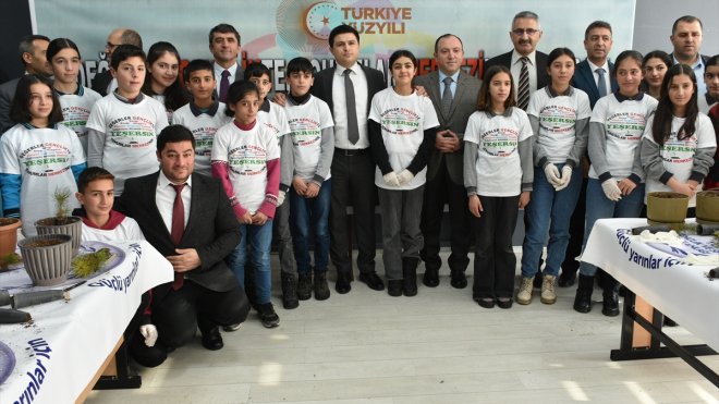 Erzurum'da değerler eğitimi kapsamında 100 öğrenci 100 fidan dikti