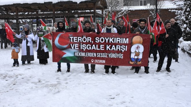 Erzurum'da sağlıkçılar kar yağışı altında Gazze için 'sessiz yürüyüş' gerçekleştirdi