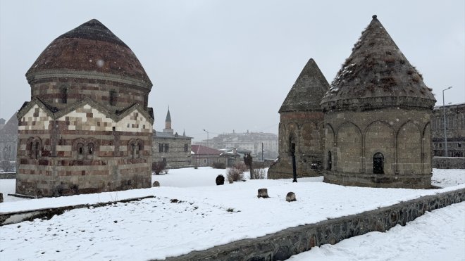 Erzurum'da soğuk hava yerini kar yağışına bıraktı