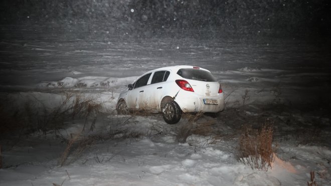 Erzurum'da kar ve tipi nedeniyle yoldan çıkan otomobildeki 2 kişi yaralandı