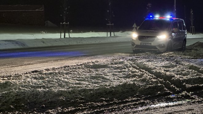 ERZURUM - Kar yağışı nedeniyle polis, ağır tonajlı araçların Çat-Bingöl istikametine geçişine izin vermiyor1