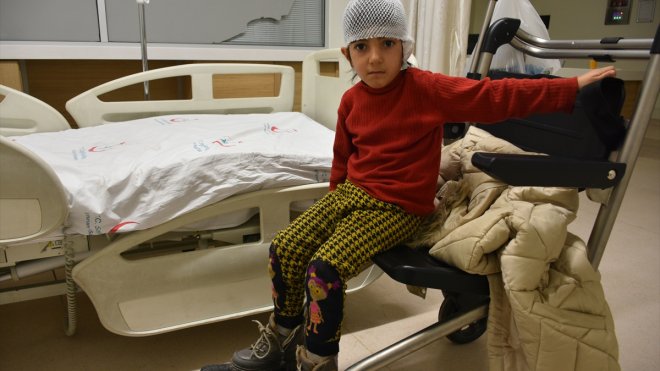 Erzurum'da okul dönüşü sahipsiz köpeklerin saldırısına uğrayan kız çocuğu yaralandı