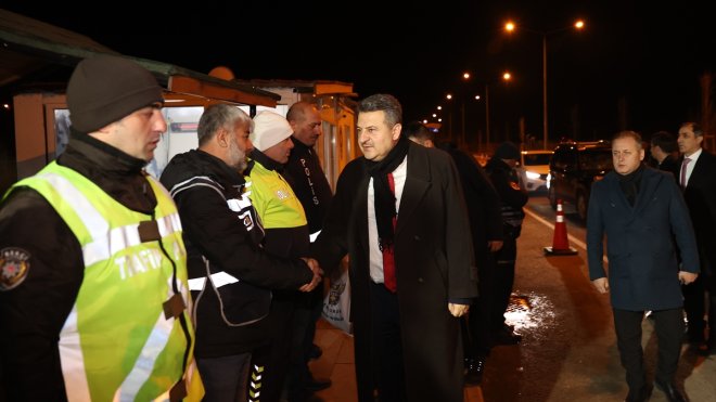 Erzurum'da polis ekipleri dondurucu soğukta yılbaşı denetiminde
