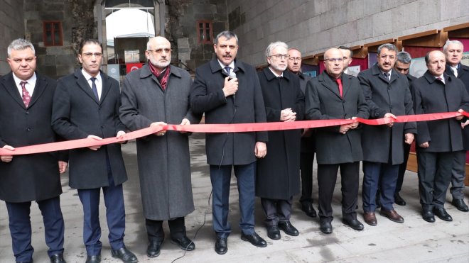 Tarihi Çifte Minareli Medrese'de "1001 Hatim Fotoğraf Sergisi" açıldı