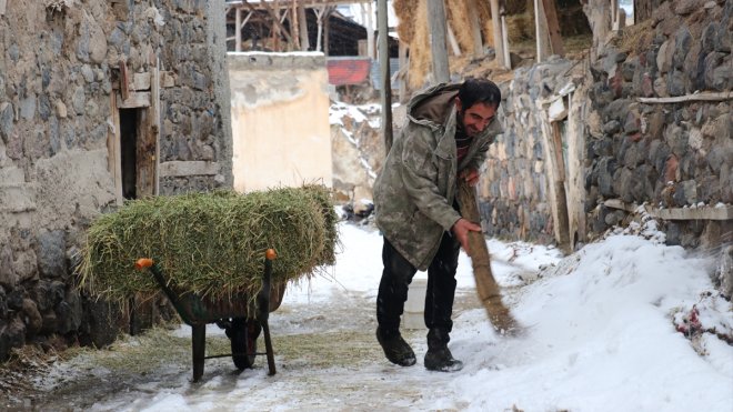 Erzurum'un kırsal mahallelerinde kışın yaşam zorlu geçiyor