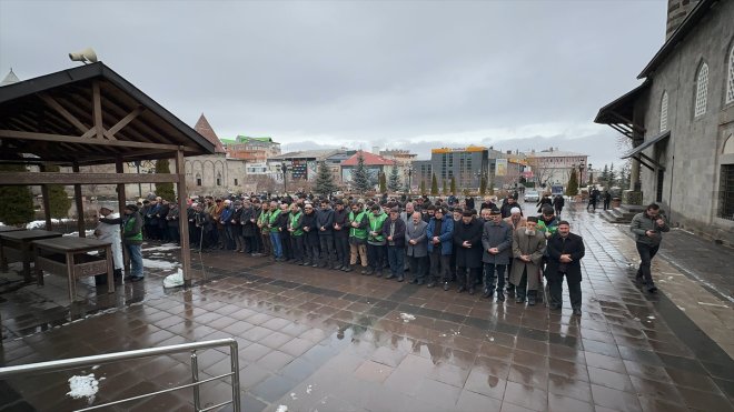Erzurum'da şehitler ve Salih Aruri için gıyabi cenaze namazı kılındı