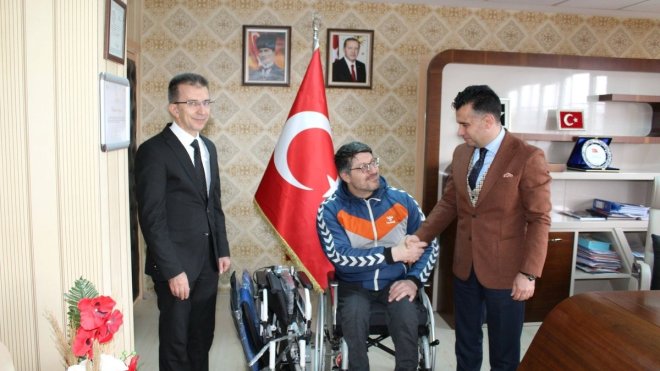 Erzurumlu engelli milli sporcu Seven'e akülü araba hediye edildi
