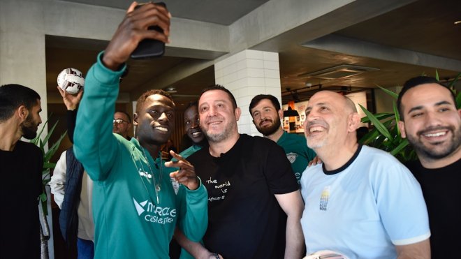 Eski milli futbolcu Nihat Kahveci, Miracle Değirmenlik Spor Kulübünü ziyaret etti